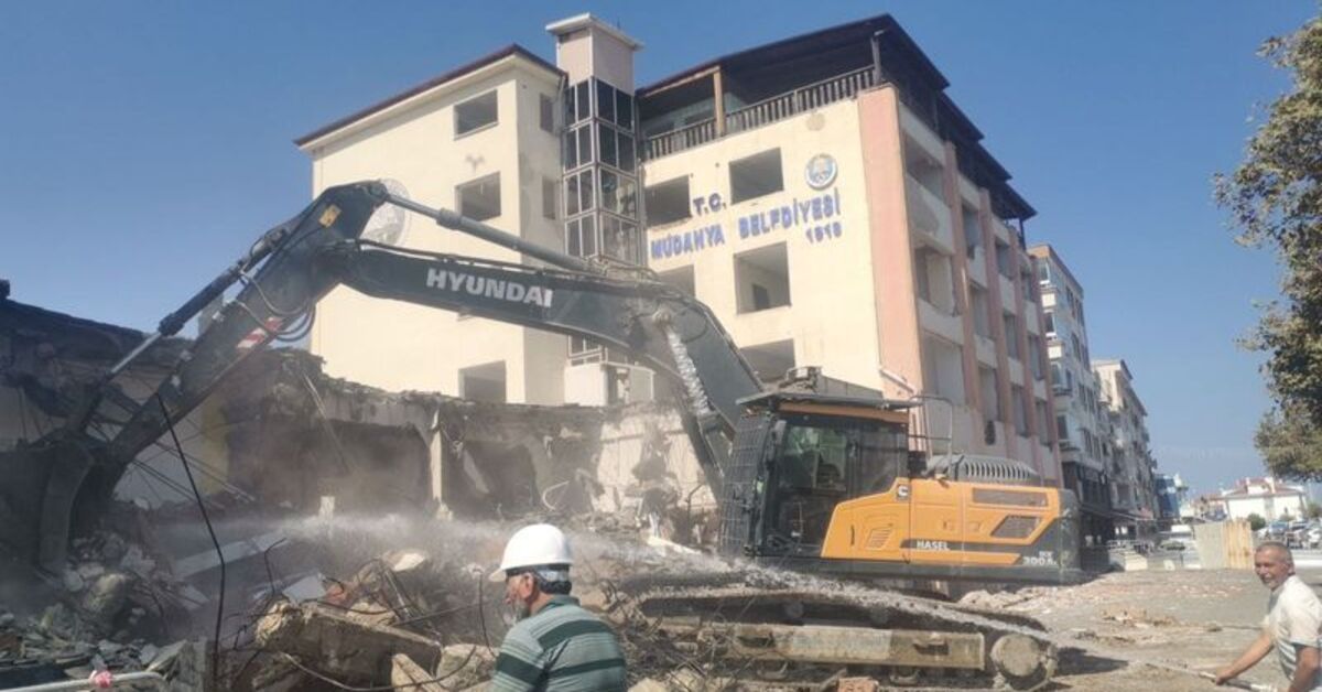 Mudanya Belediyesi hizmet binasının yıkımına başlandı