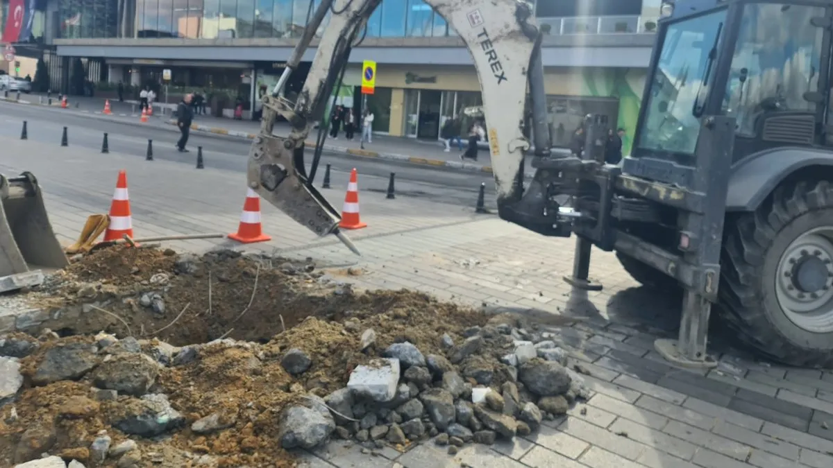 İSKİ kaş yaparken göz çıkardı: Su kaçağını bulmak için kazı yaparken sağlam boruyu deldiler