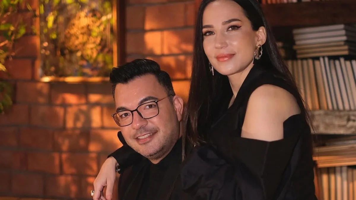 48 yaşında 2. kez anne olan İpek Açar ve Alper Kömürcü’den mutlu aile pozu! Oğulları Ömer ile kalpleri ısıttılar