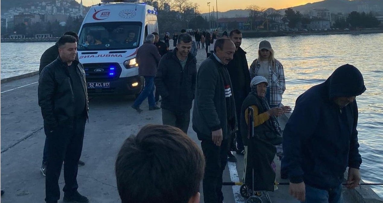 Balık tutarken denize düştü